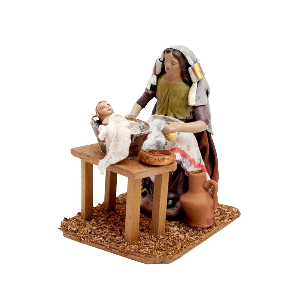 Belenes Artesanos - Mujer bañando bebe
