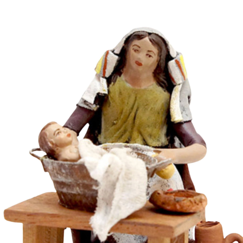 Belenes Artesanos - Mujer bañando bebe