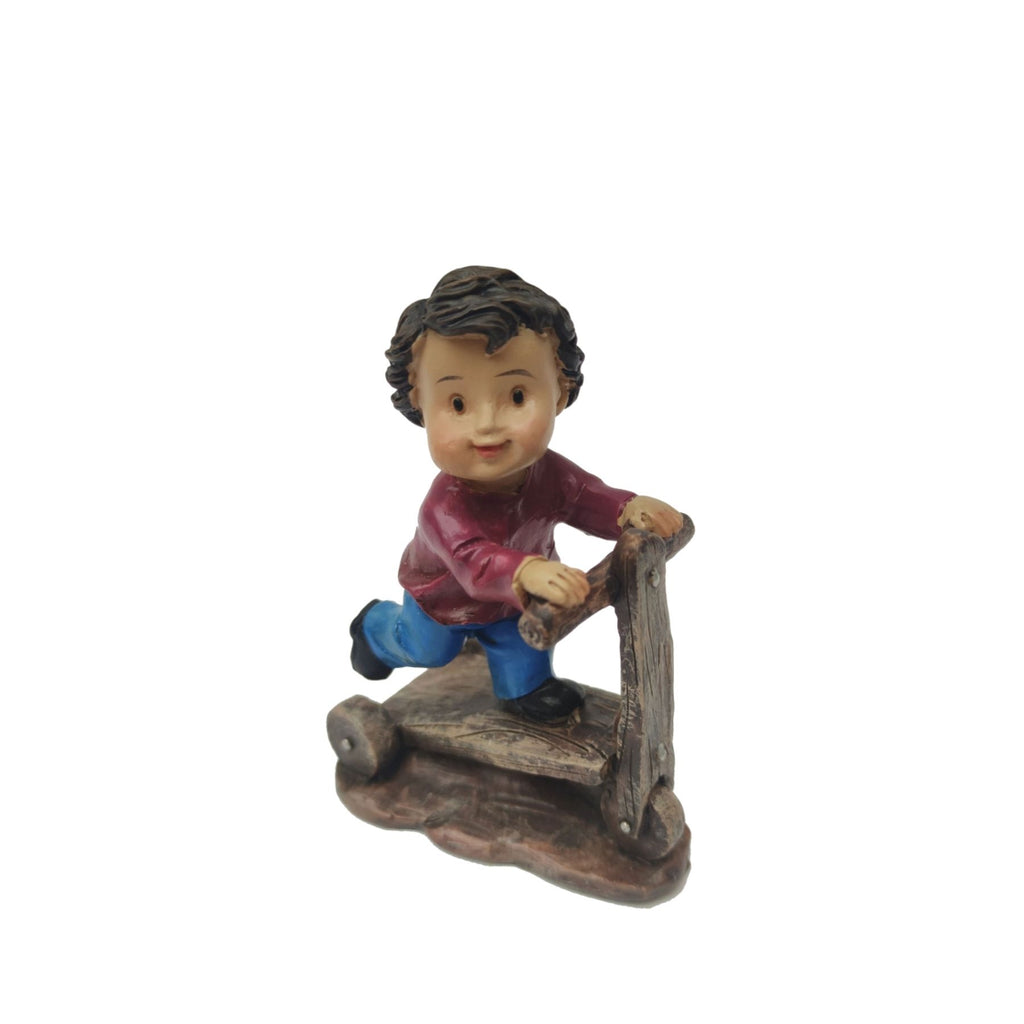 Niño con patinete