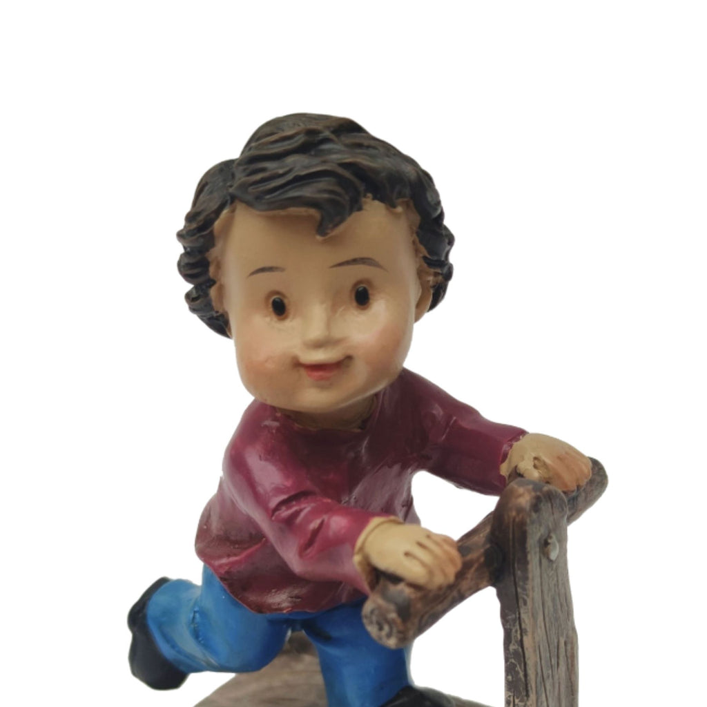 Niño con patinete