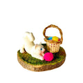 Gato Blanco Jugando con Cesta de Lana en Miniatura