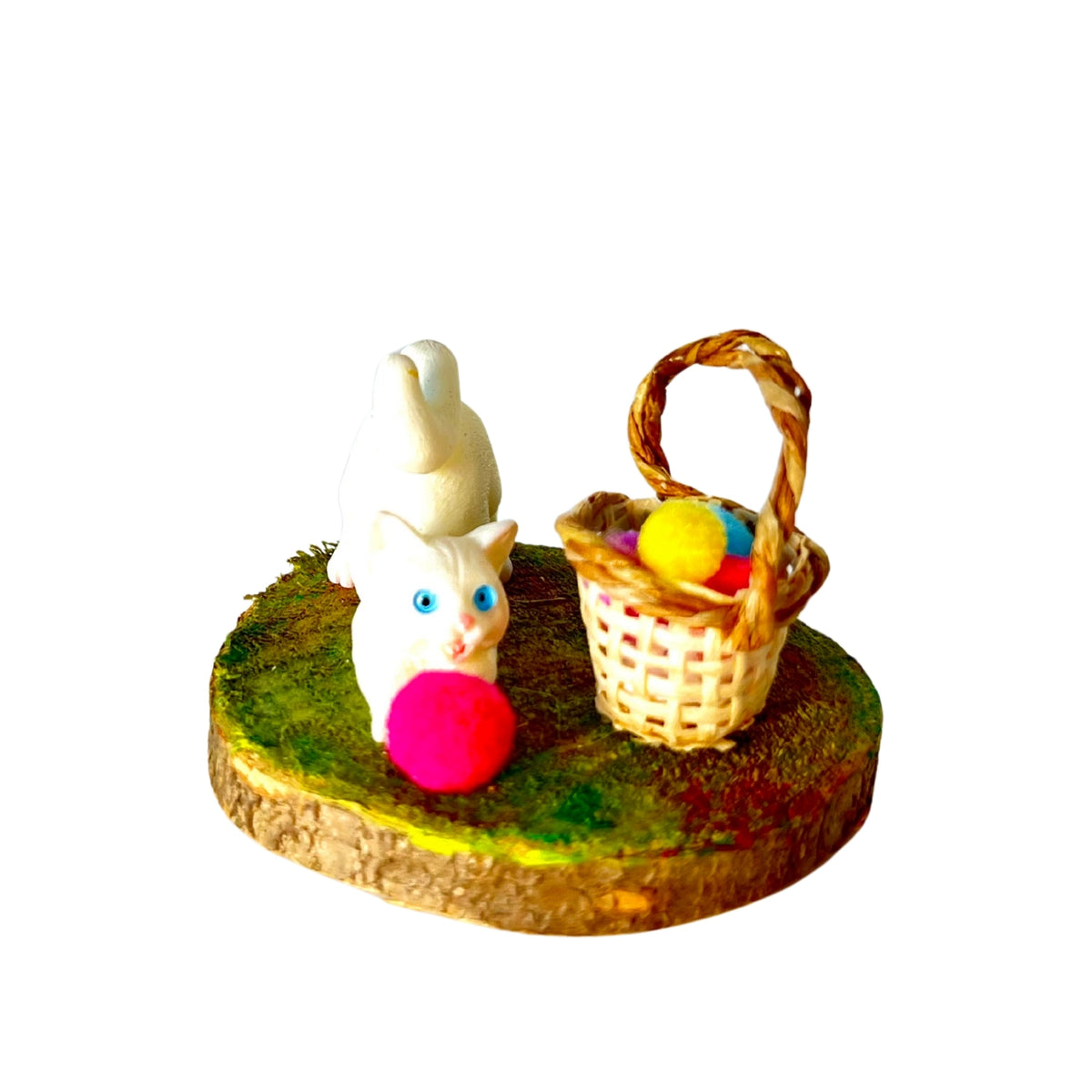 Gato Blanco Jugando con Cesta de Lana en Miniatura