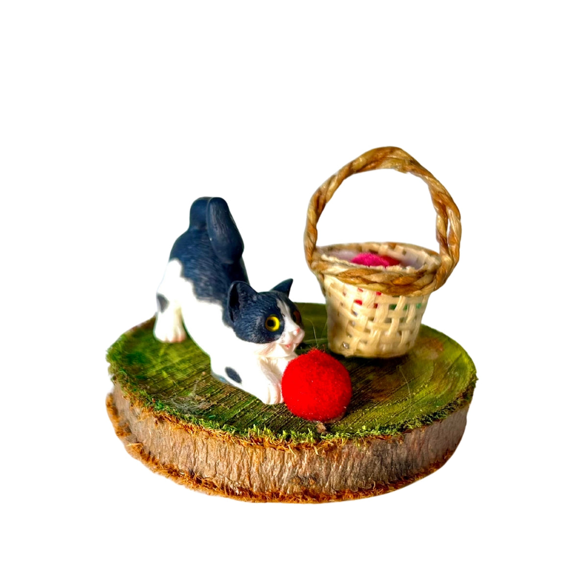 Gato Blanco y Negro Jugando con Cesta de Lana en Miniatura