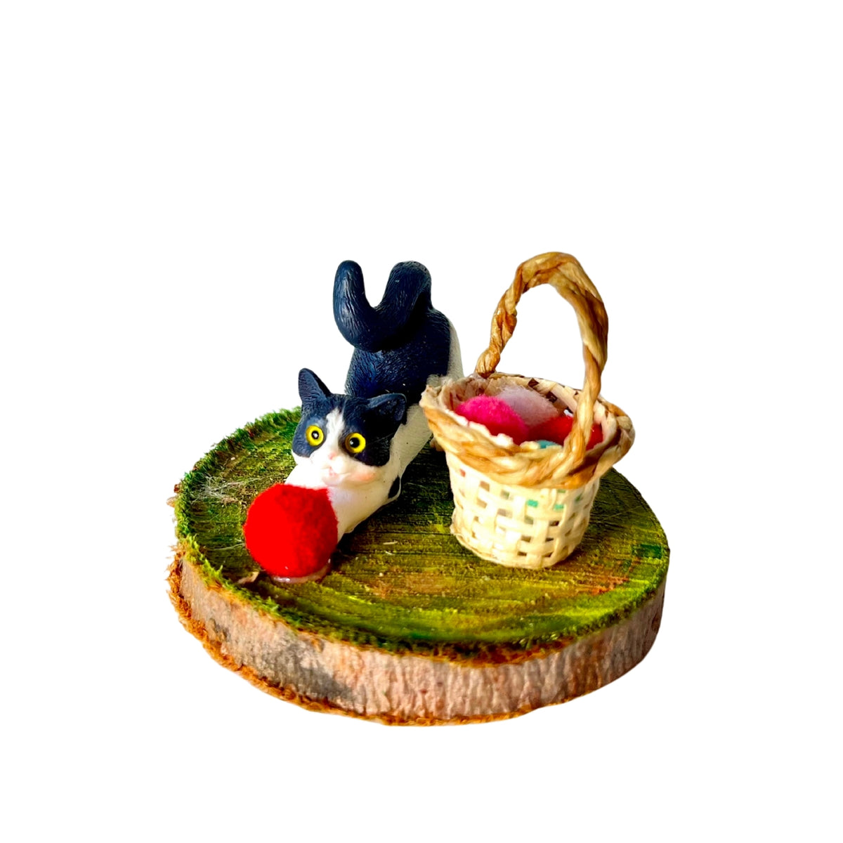 Gato Blanco y Negro Jugando con Cesta de Lana en Miniatura
