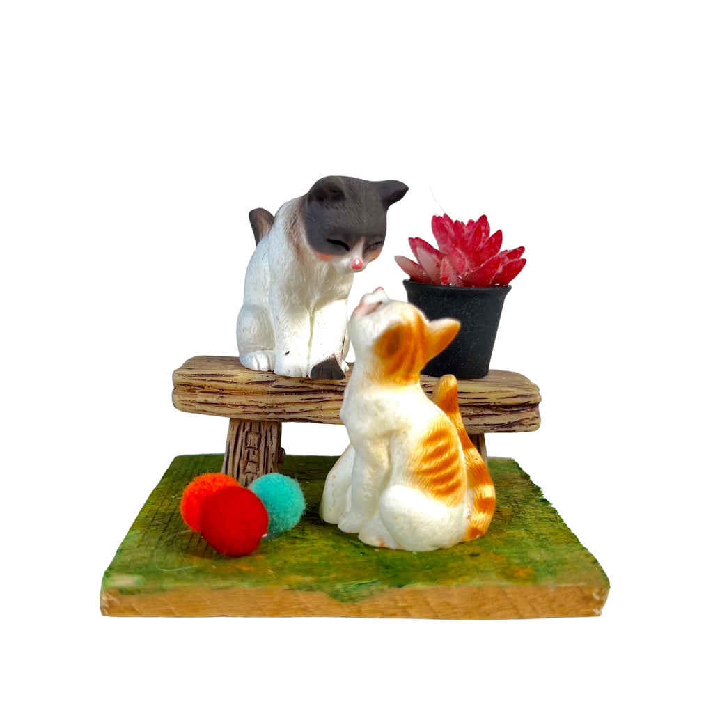 Gatos Interactuando con Banco y Maceta en Miniatura