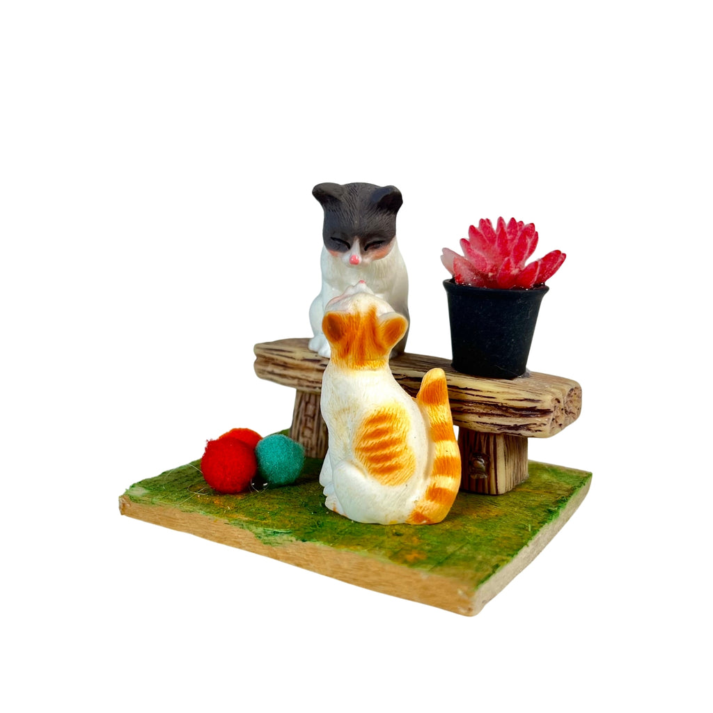 Gatos Interactuando con Banco y Maceta en Miniatura