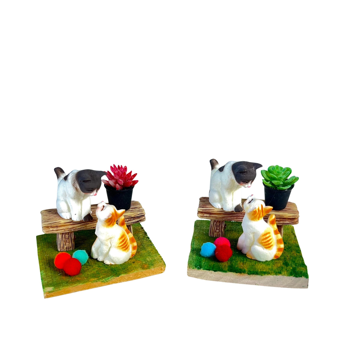 Gatos Interactuando con Banco y Maceta en Miniatura