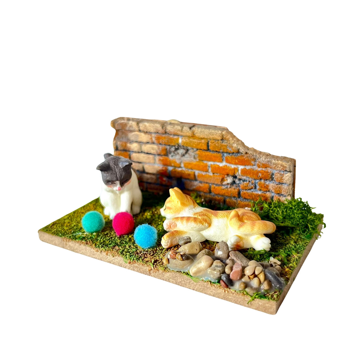 Gatos Jugando en Escena con Pared de Ladrillo en Miniatura