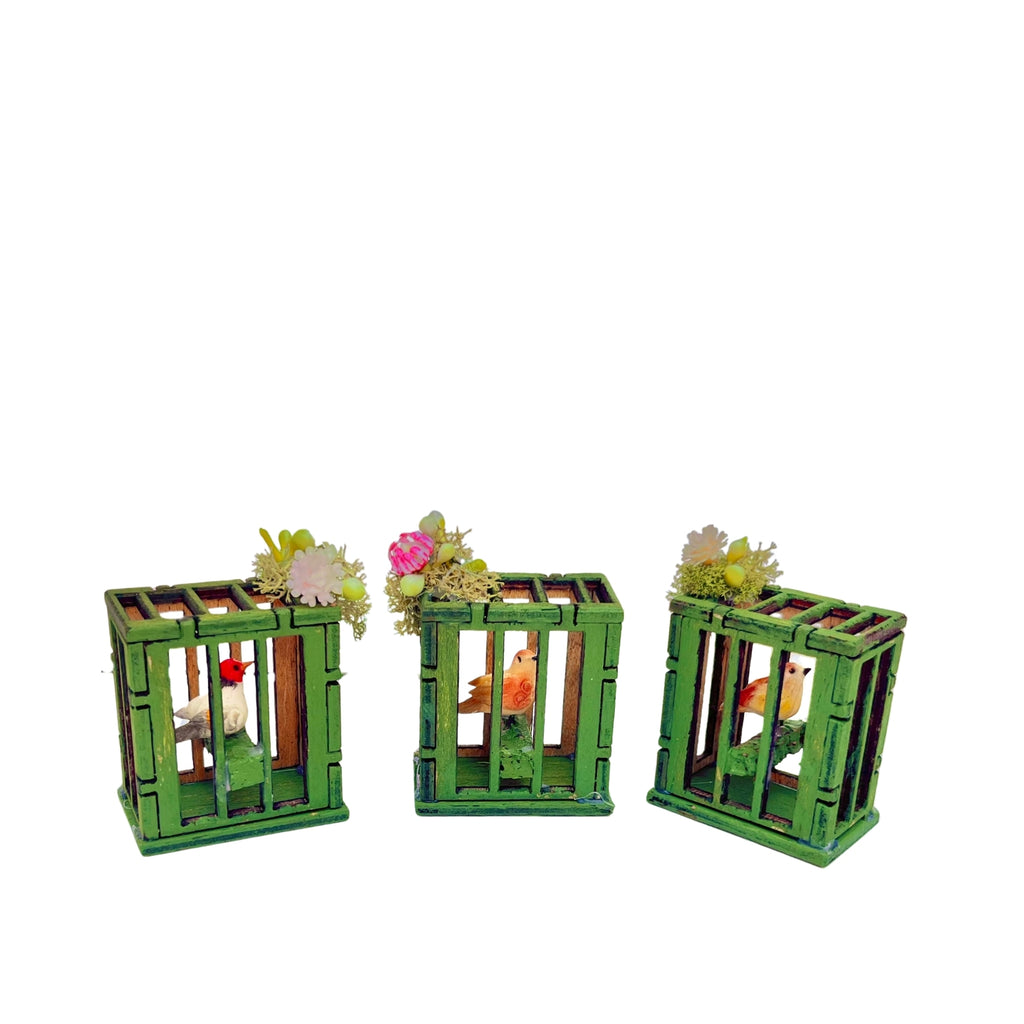Jaula de madera con pájaro y flores