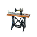 Máquina de Coser Antigua con Tela y Tijeras