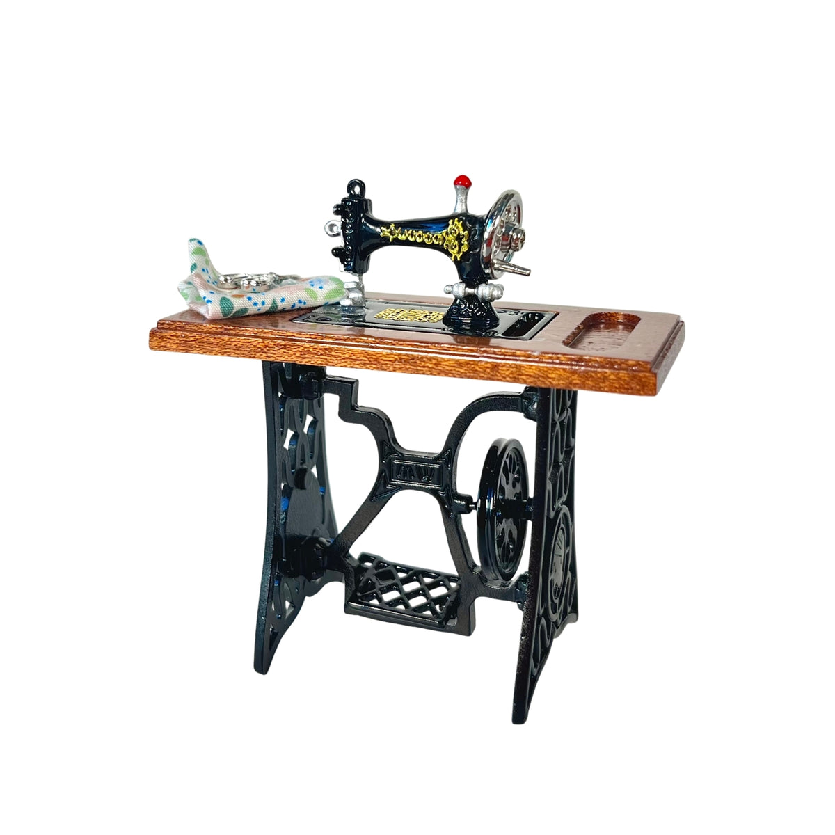 Máquina de Coser Antigua con Tela y Tijeras