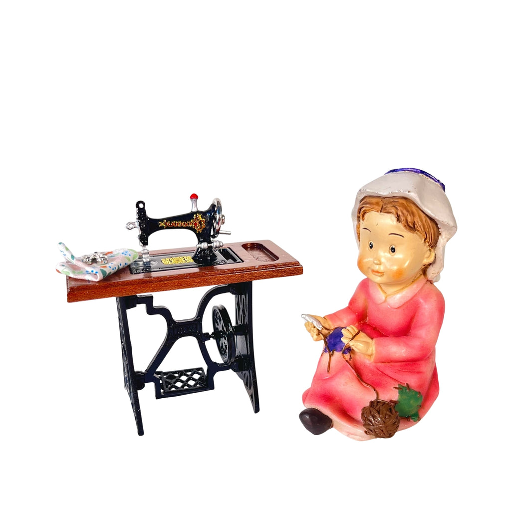 Máquina de Coser Antigua con Tela y Tijeras